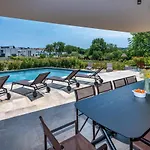 Luxury Beachside With A Pool And A Sea View Banjole
