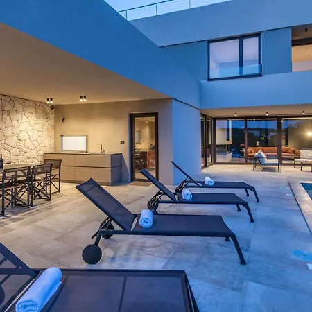 Villa Luxury Beachside With A Pool And A Sea View