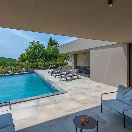 Villa Luxury Beachside With A Pool And A Sea View