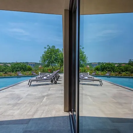 Luxury Beachside With A Pool And A Sea View Villa *
