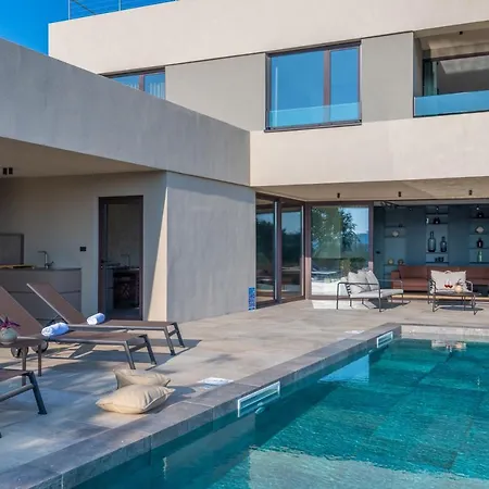 Luxury Beachside With A Pool And A Sea View 别墅 *