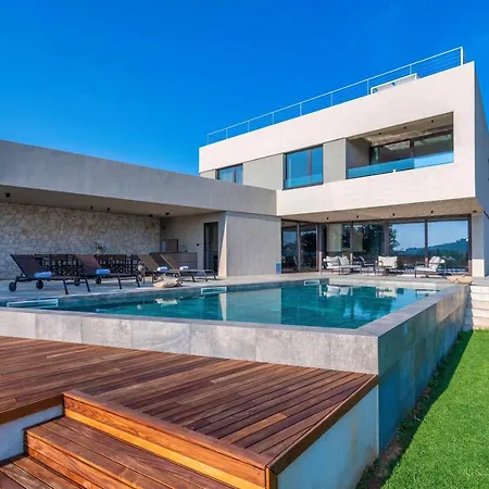 别墅 Luxury Beachside With A Pool And A Sea View 班约勒