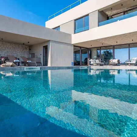 Villa Luxury Beachside With A Pool And A Sea View