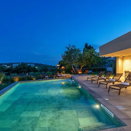 Luxury Beachside With A Pool And A Sea View * Banjole