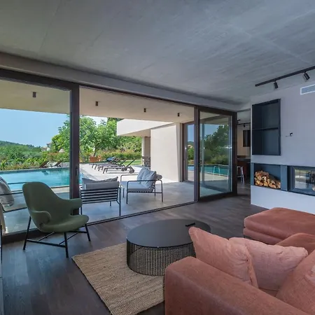 Luxury Beachside With A Pool And A Sea View 别墅