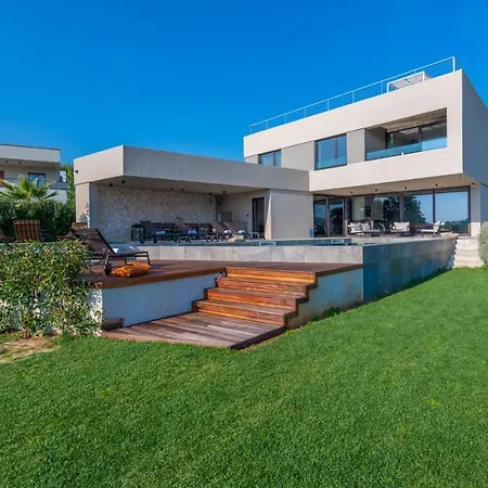 Villa Luxury Beachside With A Pool And A Sea View