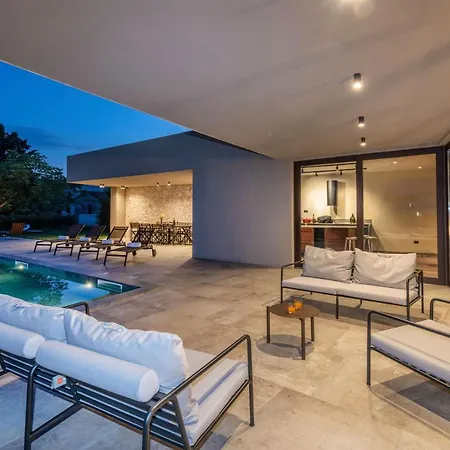Luxury Beachside With A Pool And A Sea View Villa *