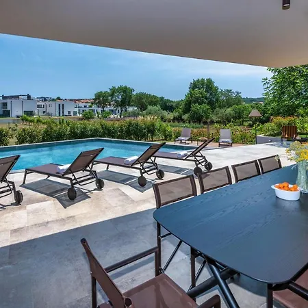 Luxury Beachside With A Pool And A Sea View بنجول