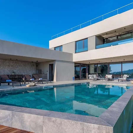 Luxury Beachside With A Pool And A Sea View *