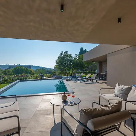 Luxury Beachside With A Pool And A Sea View Villa *