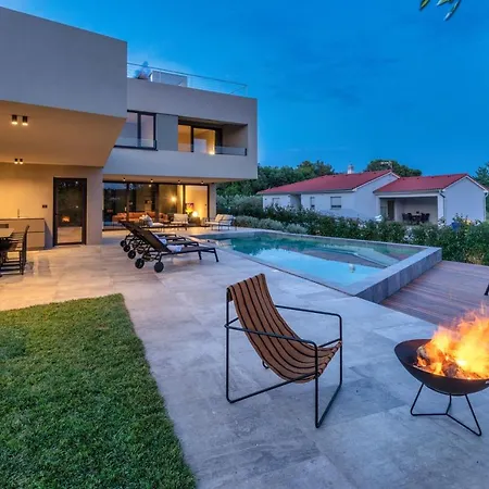 Villa Luxury Beachside With A Pool And A Sea View