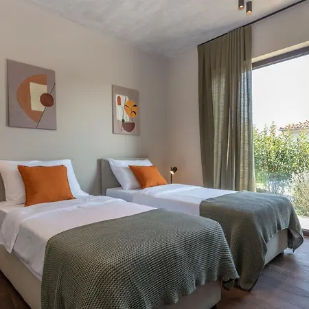 Luxury Beachside With A Pool And A Sea View *