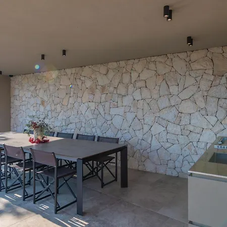 Villa Luxury Beachside With A Pool And A Sea View