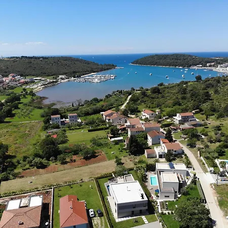 Villa Luxury Beachside With A Pool And A Sea View *