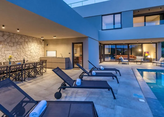 Villa Luxury Beachside With A Pool And A Sea View