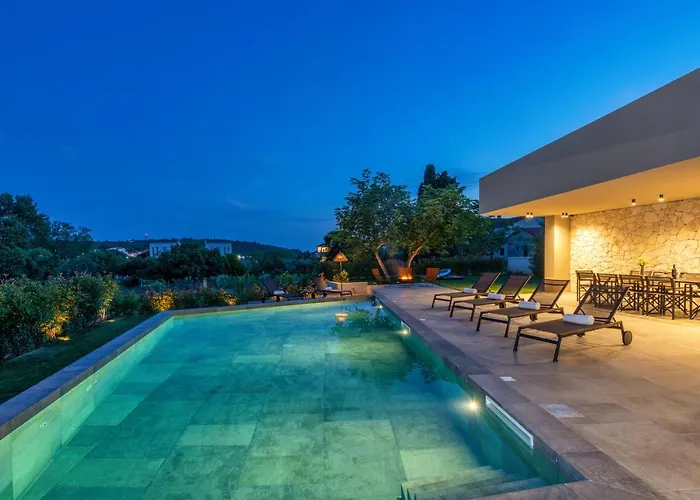 Luxury Beachside With A Pool And A Sea View * Banjole