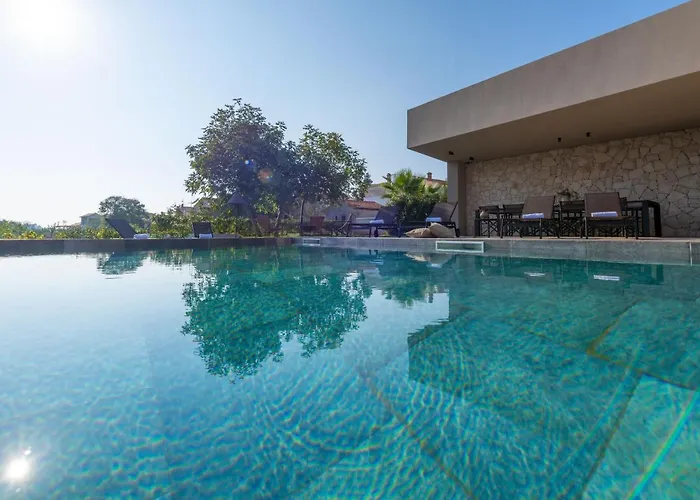 Luxury Beachside With A Pool And A Sea View Banjole