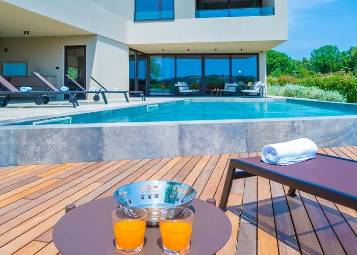 Luxury Beachside With A Pool And A Sea View Villa