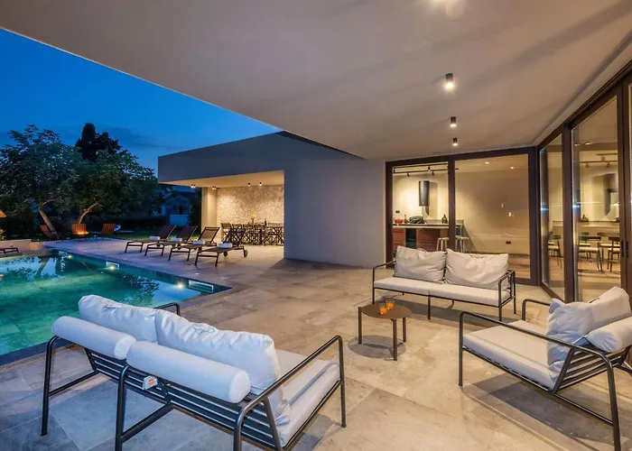 Luxury Beachside With A Pool And A Sea View Villa *