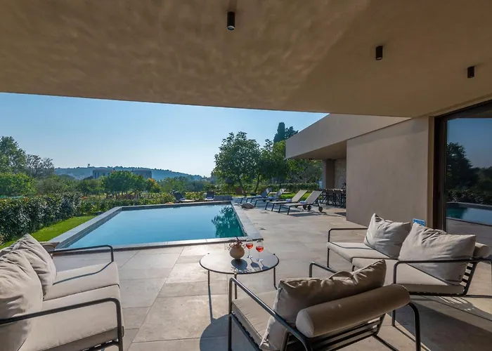 Luxury Beachside With A Pool And A Sea View Villa *