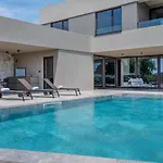 Luxury Beachside With A Pool And A Sea View * Banjole