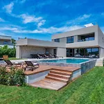 Vila Luxury Beachside With A Pool And A Sea View