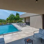 Vila Luxury Beachside With A Pool And A Sea View