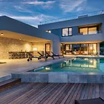 Vila Luxury Beachside With A Pool And A Sea View *