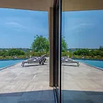 Luxury Beachside With A Pool And A Sea View Vila *