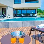 Luxury Beachside With A Pool And A Sea View Vila