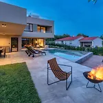 Vila Luxury Beachside With A Pool And A Sea View