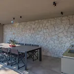Vila Luxury Beachside With A Pool And A Sea View