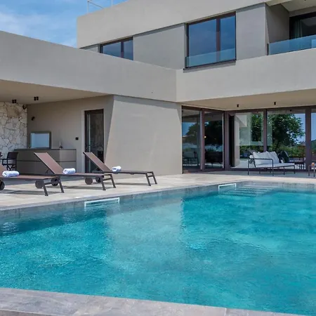 Luxury Beachside With A Pool And A Sea View * באניולה