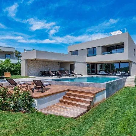 וילה Luxury Beachside With A Pool And A Sea View