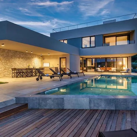 וילה Luxury Beachside With A Pool And A Sea View *