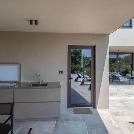 Luxury Beachside With A Pool And A Sea View *