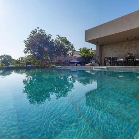 Luxury Beachside With A Pool And A Sea View 班约勒