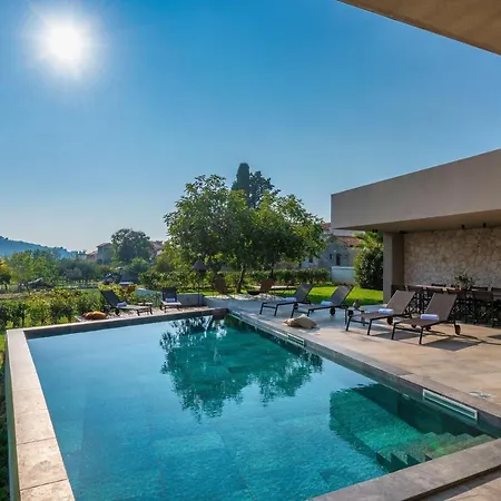 Luxury Beachside With A Pool And A Sea View וילה באניולה