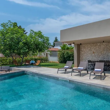 Luxury Beachside With A Pool And A Sea View וילה באניולה