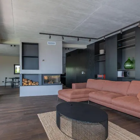 Luxury Beachside With A Pool And A Sea View וילה באניולה