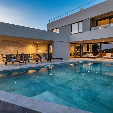 וילה Luxury Beachside With A Pool And A Sea View באניולה