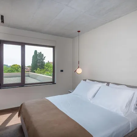 Luxury Beachside With A Pool And A Sea View *