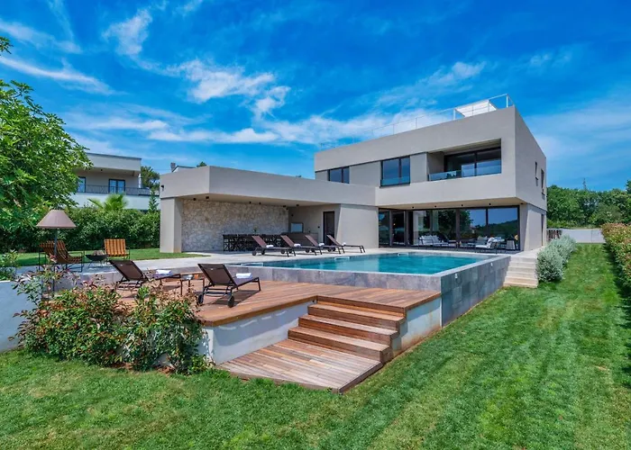 别墅 Luxury Beachside With A Pool And A Sea View