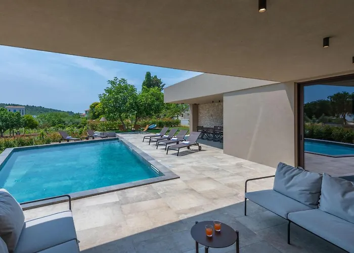 Villa Luxury Beachside With A Pool And A Sea View