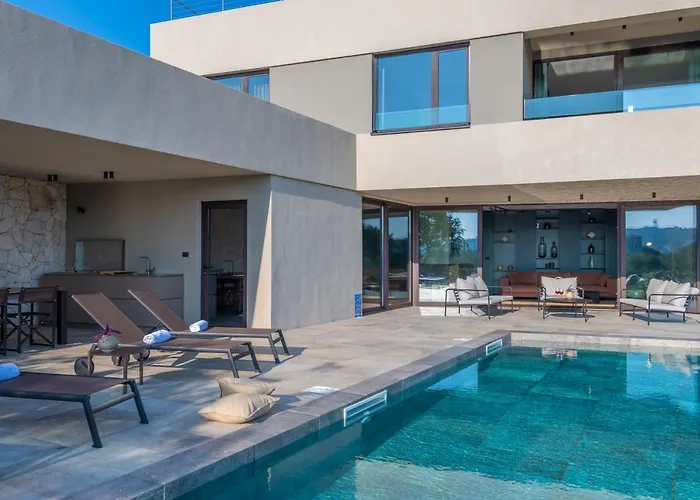 Luxury Beachside With A Pool And A Sea View 别墅 *