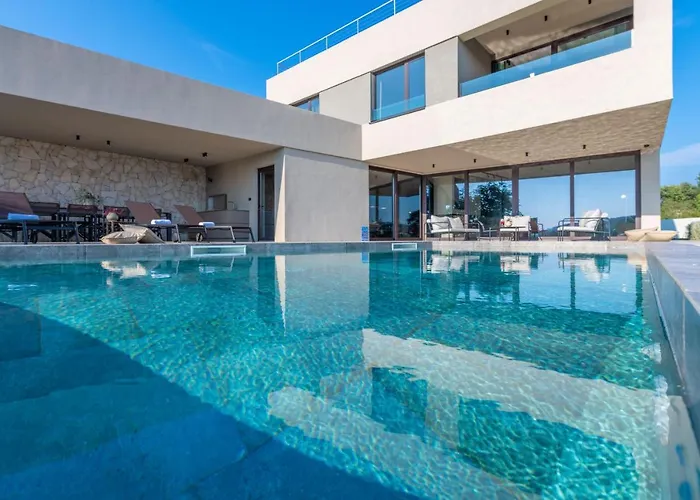 别墅 Luxury Beachside With A Pool And A Sea View