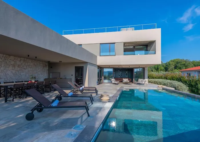Luxury Beachside With A Pool And A Sea View