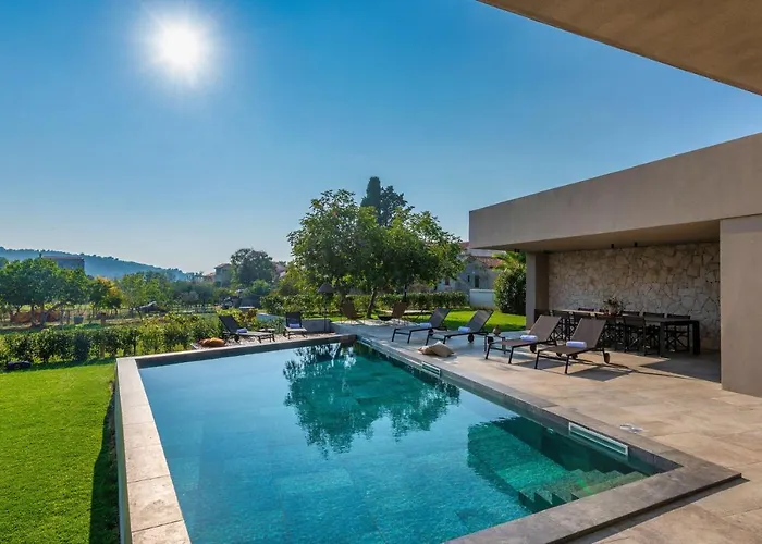 Luxury Beachside With A Pool And A Sea View 别墅 班约勒