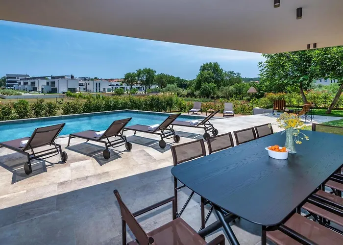 Luxury Beachside With A Pool And A Sea View 班约勒