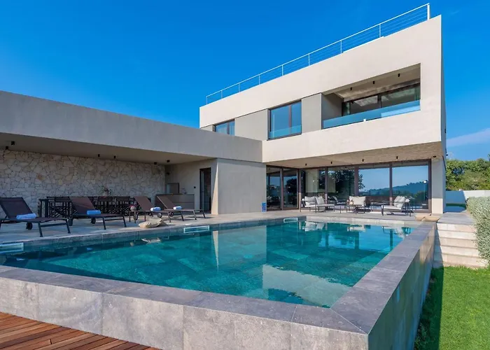 Luxury Beachside With A Pool And A Sea View *